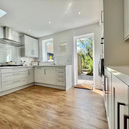 Family Home In Hampshire - Sleeps Up To 9 People With 3 Parking Spaces Winchester Exterior foto