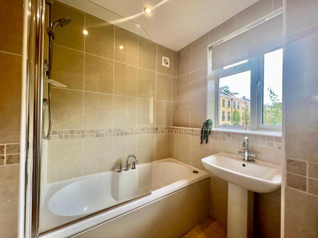 Family Home In Hampshire - Sleeps Up To 9 People With 3 Parking Spaces Winchester Exterior foto